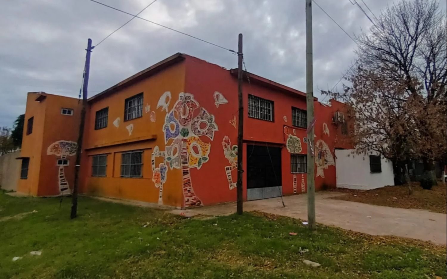 Revuelo en un geriátrico de Los Hornos: PAMI corta la cobertura y familiares de abuelos van a la Justicia