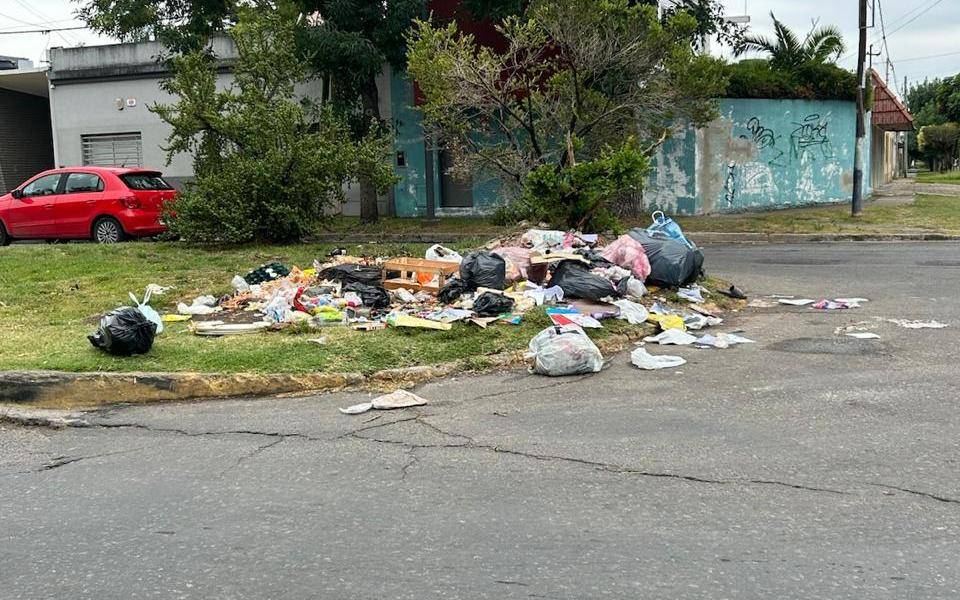 En 60 y 139 no pueden creer que se haya formado un basural en la rambla
