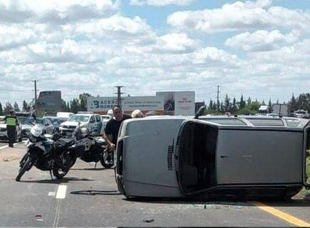 Un espectacular vuelco con heridos en la Ruta 2