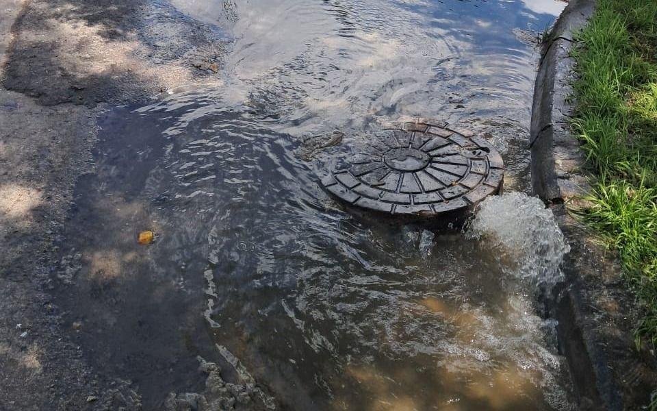Reclamo por una cloaca desbordada en Villa Elvira