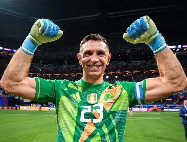 Dibu Martínez, dentro del equipo ideal del año