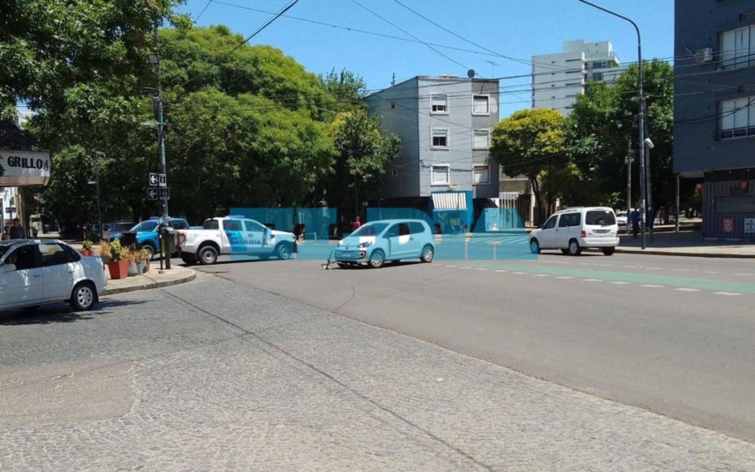 Sábado accidentado: una bicicleta terminó debajo de un auto en diagonal 73 y 65