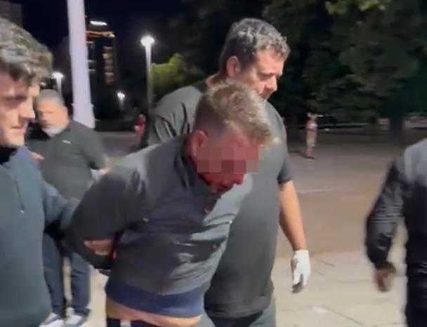 En libertad, el acusado de abuso en Plaza Moreno reapareció con amenazas