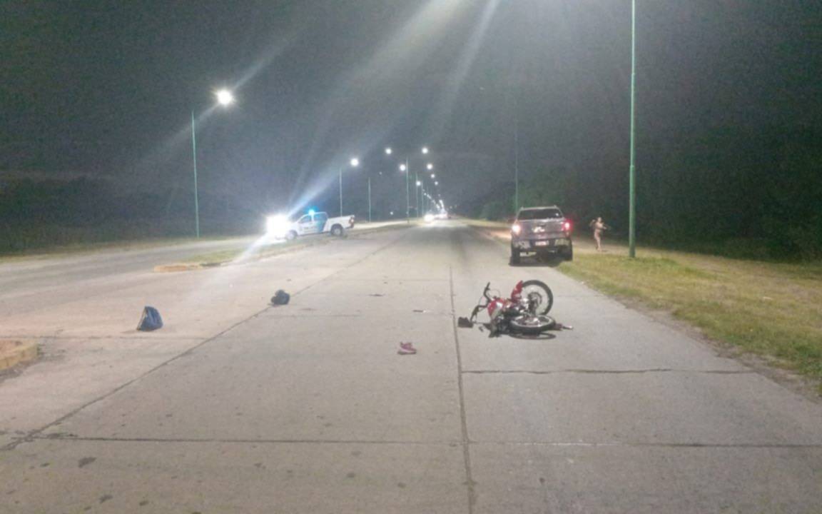 Iban 3 en una moto y chocaron contra una camioneta en Ensenada: uno murió