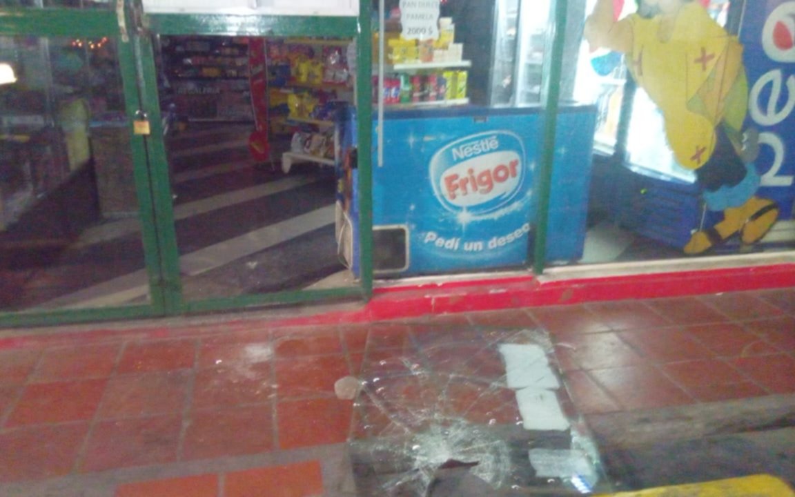 Tolosa: entró a robar al shop de una estación de servicio y lo encontraron escondido entre las góndolas