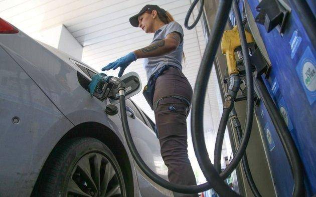 Más súper que premium: la venta de combustible sigue en caída