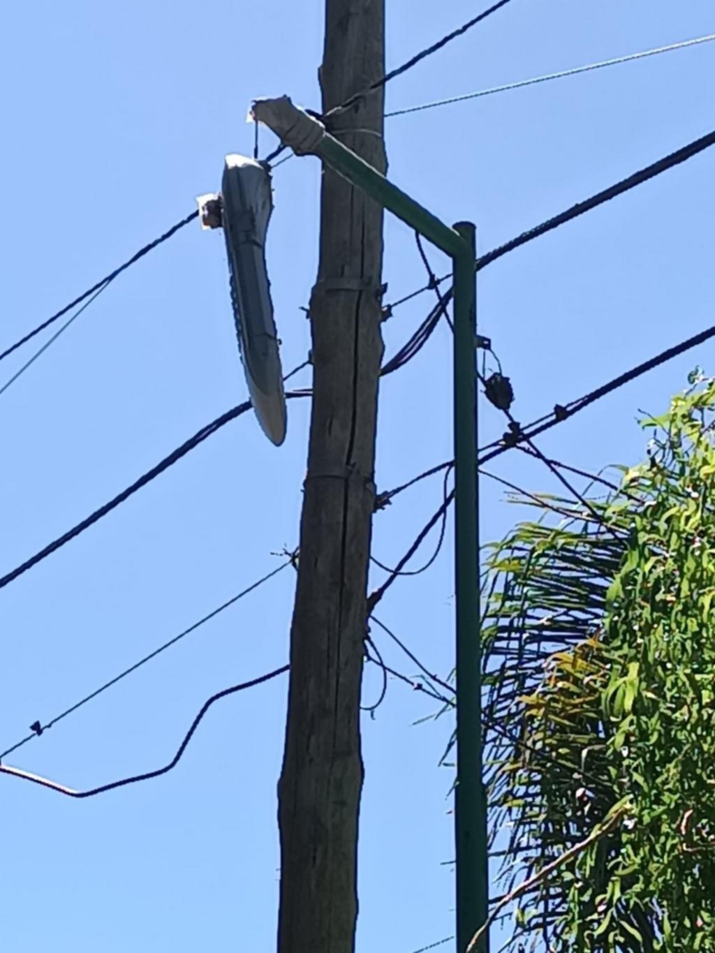 Advierten por la posible caída de una luminaria led en 530 casi 2 bis, Tolosa