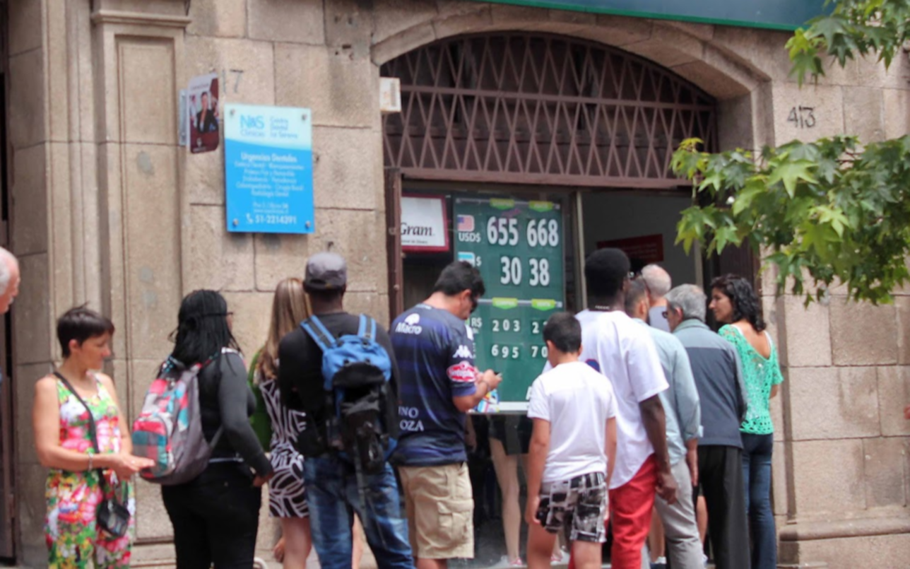 Argentinos en Chile: largas filas en casas de cambios para depositar dólares