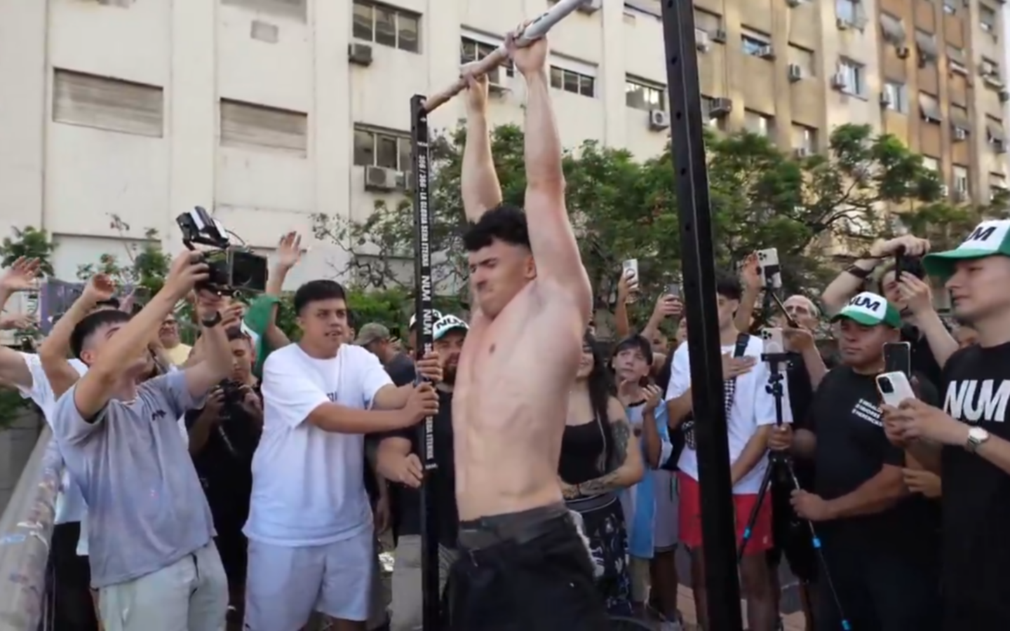 El influencer Gero Arias superó el reto de dominadas en un año