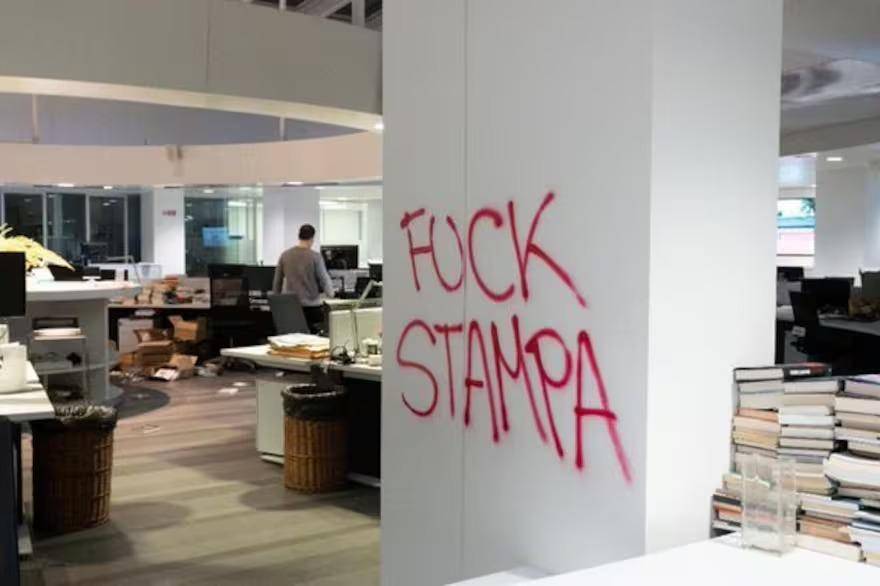 Propalestinos atacaron al diario italiano La Stampa