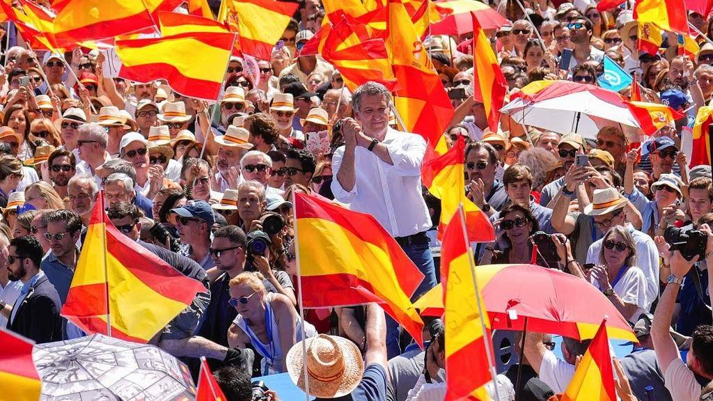 Marcha en España exige la renuncia de Sánchez