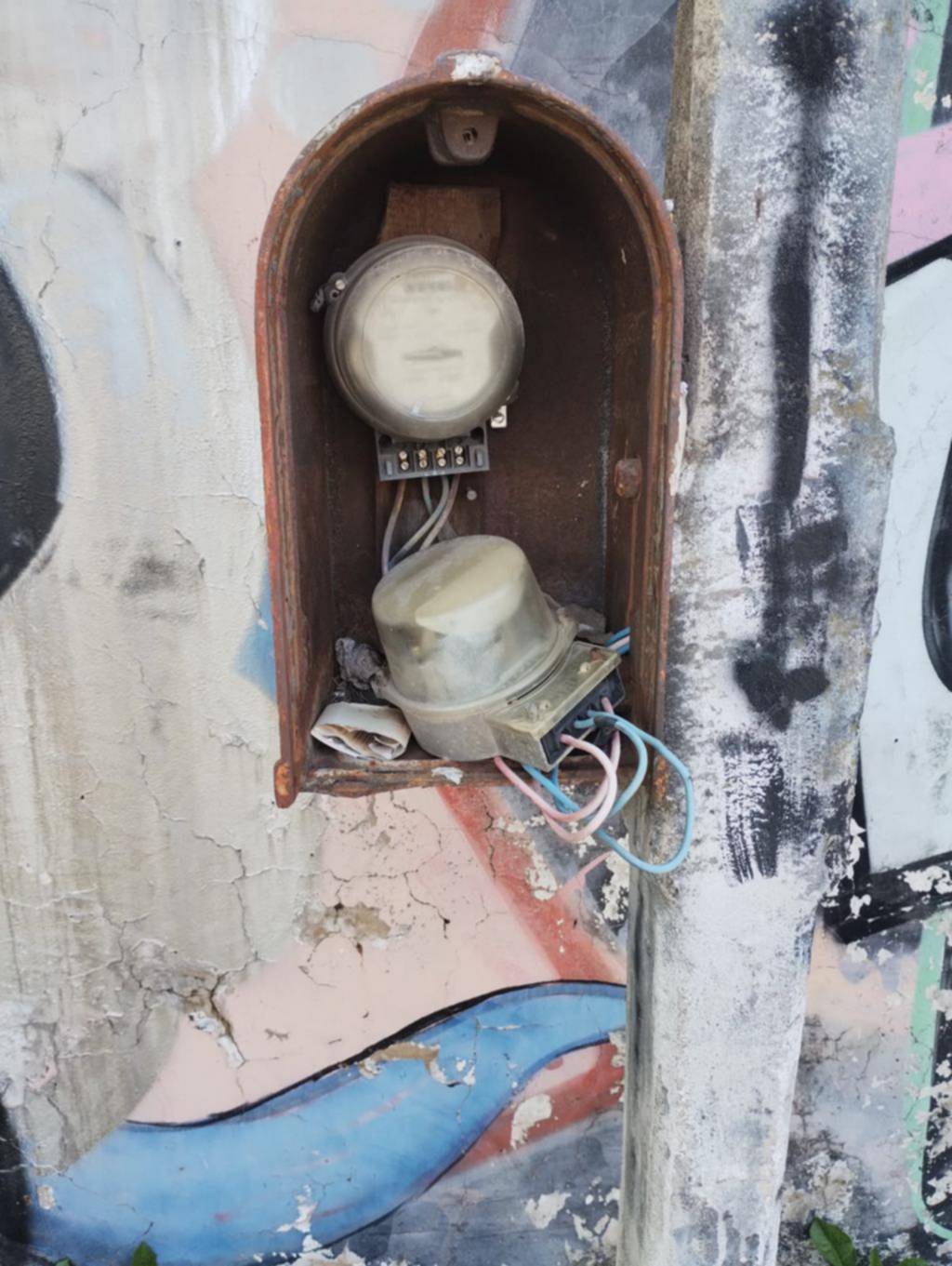 Alerta por el estado de un medidor de luz de un colegio en 46 entre 27 y 28