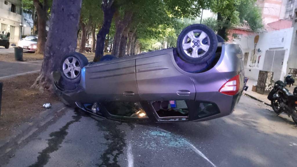 Una joven volcó con su auto sobre la Avenida 60, pero se salvó de milagro