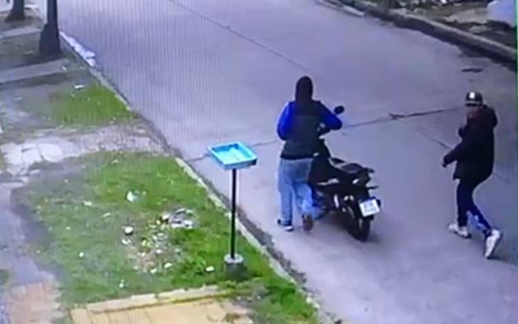 La peculiar fuga de un delincuente rengo terminó con dos detenidos