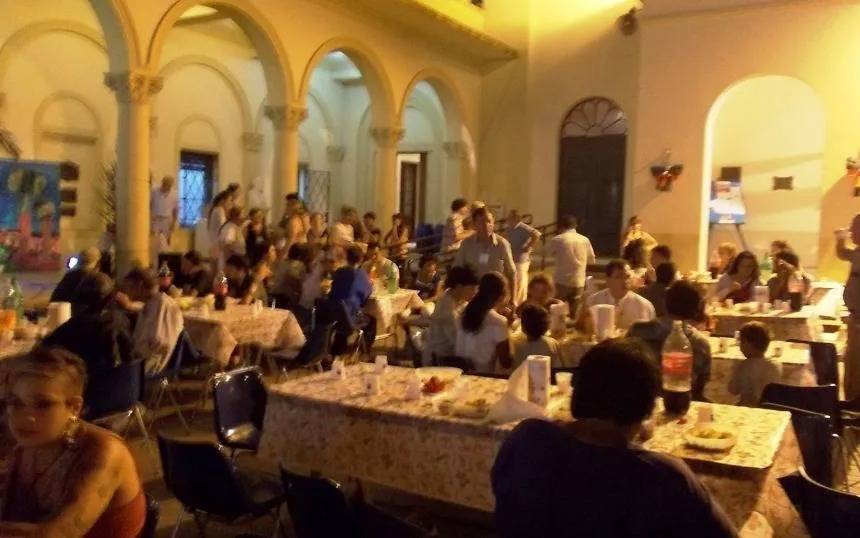 Reunión de voluntarios para organizar la cena de Nochebuena en la Catedral de Quilmes