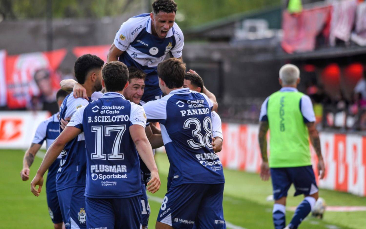El milagroso Gimnasia de Zaniratto a semifinales: venció 2 a 0 a Barracas Central y ahora espera con fe a Estudiantes