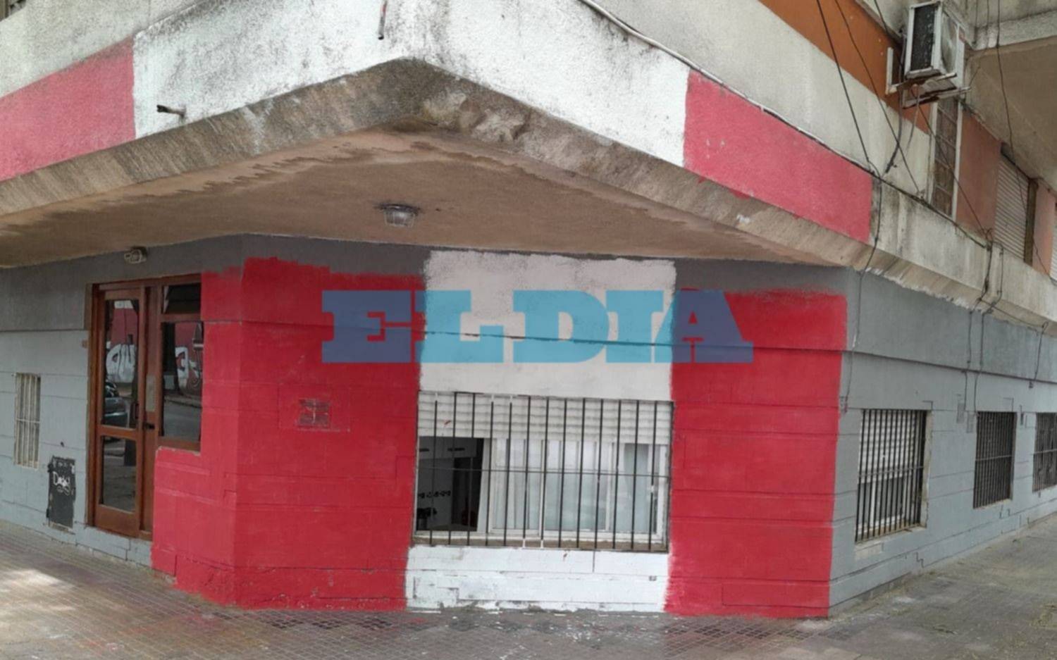 Pintan un edificio con la bandera de Estudiantes y los vándalos maltratan a jubilada que intentó frenarlos