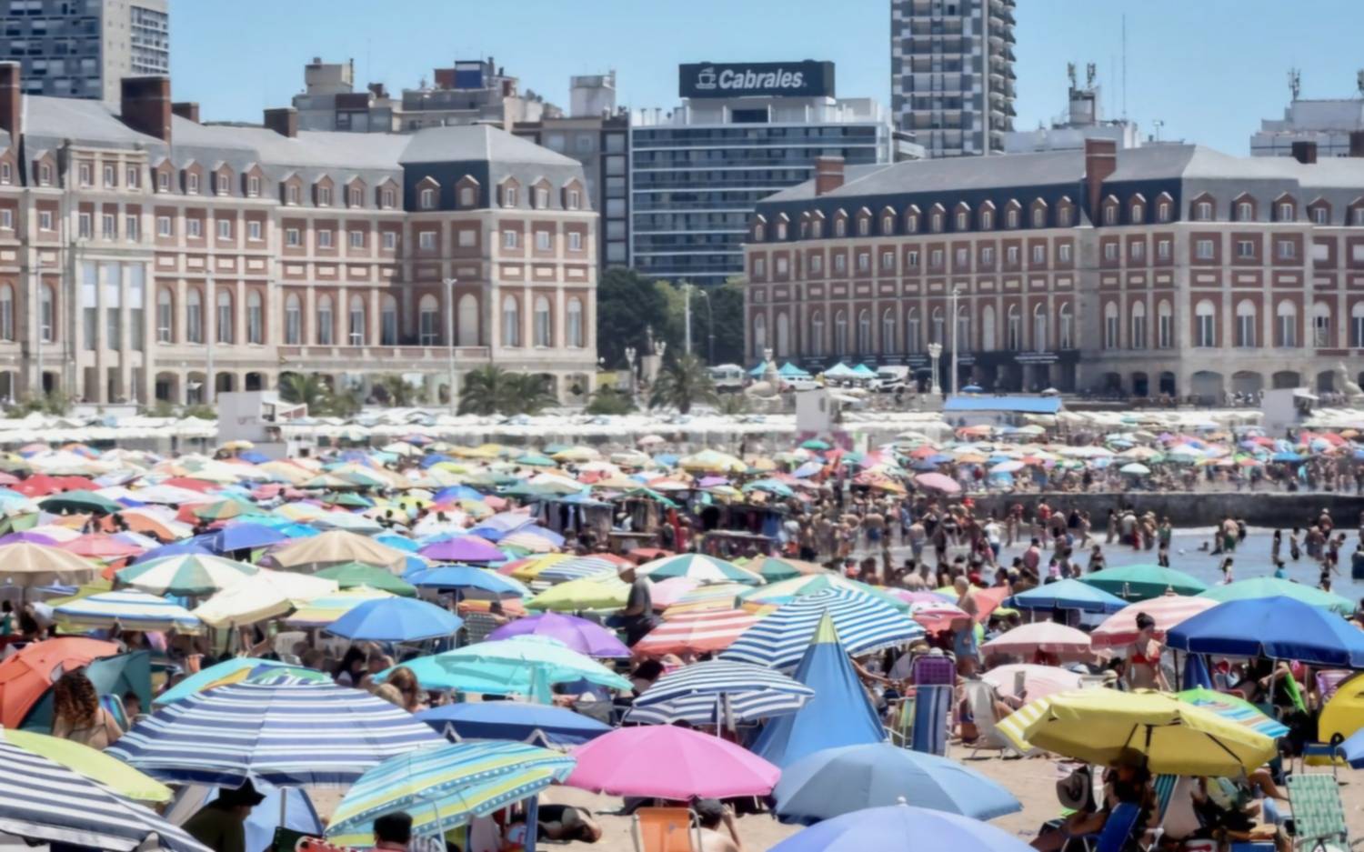Mar del Plata inicia sanciones por fumar en balnearios desde diciembre 