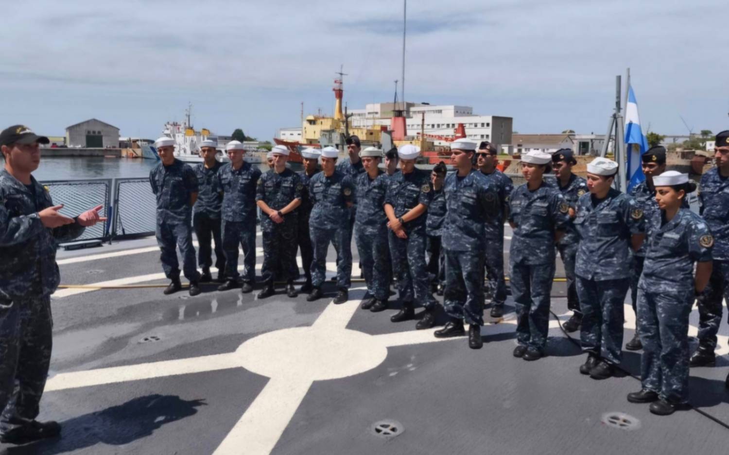 Cadetes de la Escuela Naval arribaron a Mar del Plata para prácticas de instrucción