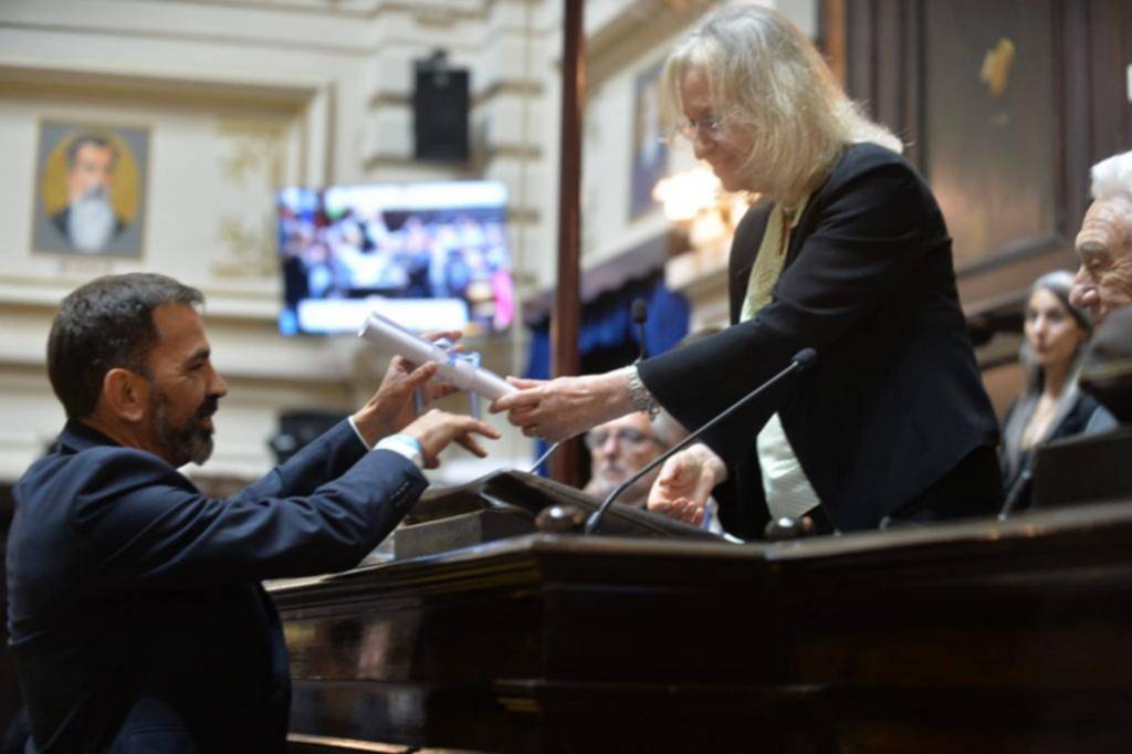 Muchas ausencias en la jura de los diputados electos