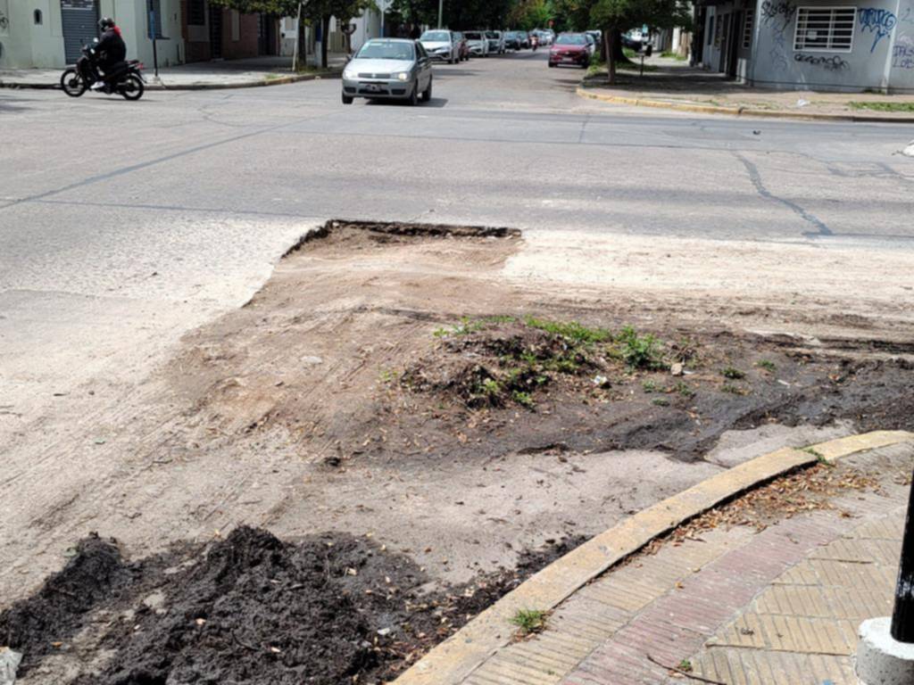 A metros de Plaza Matheu, un cráter que rompe autos