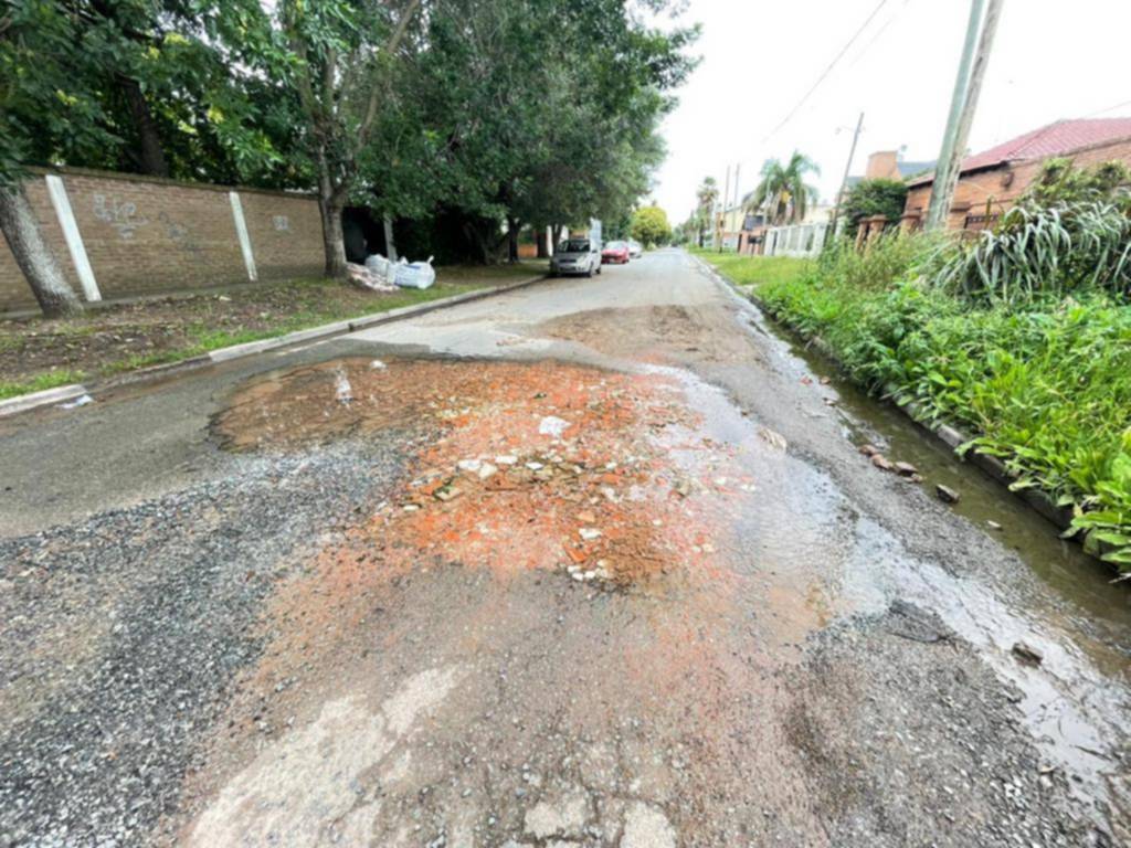 Denuncian zanjas llenas de basura en San Carlos