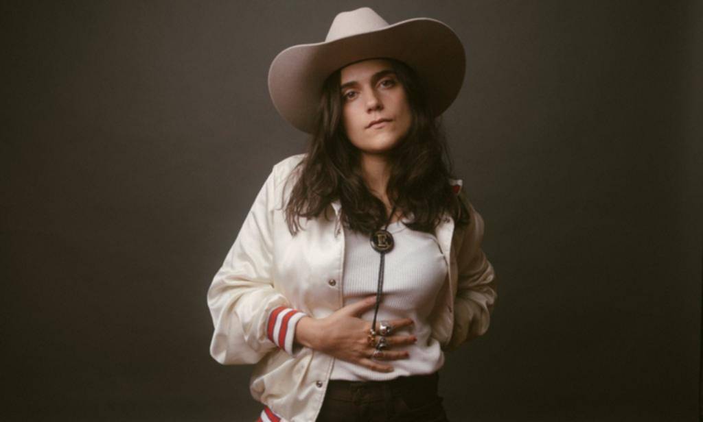 Erin Memento toca en el cierre de la muestra de Javi Punga