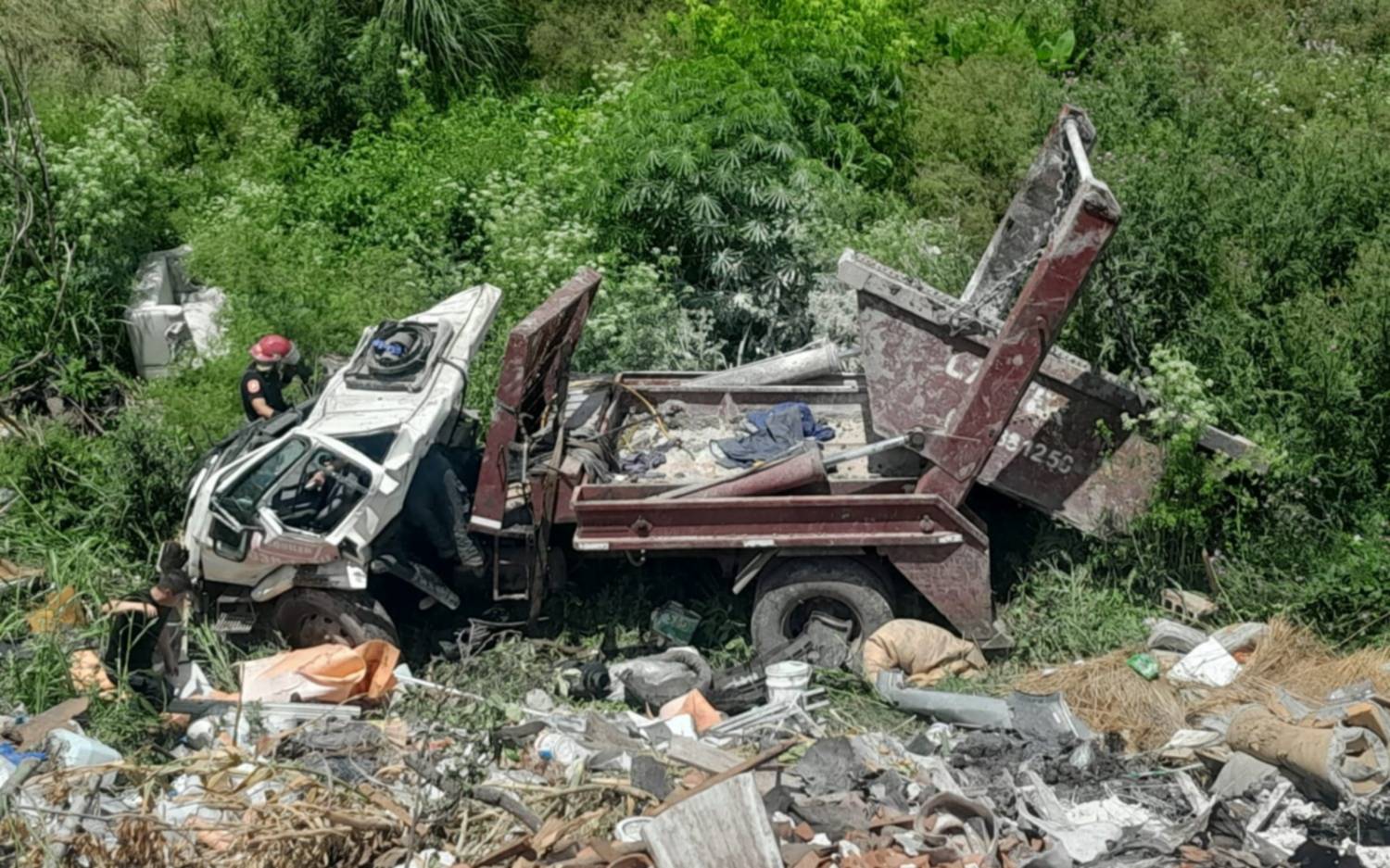 Un camión volcó dentro de una cantera en La Plata