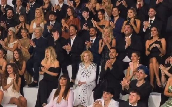 Un platense entre "Los personajes del año", rodeado de Mirtha, Moria, Wanda y varias figuras más