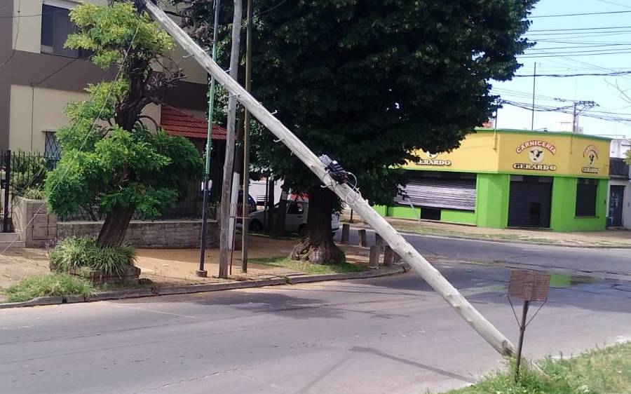 Vecinos de La Loma advierten por un peligroso poste a punto de caerse