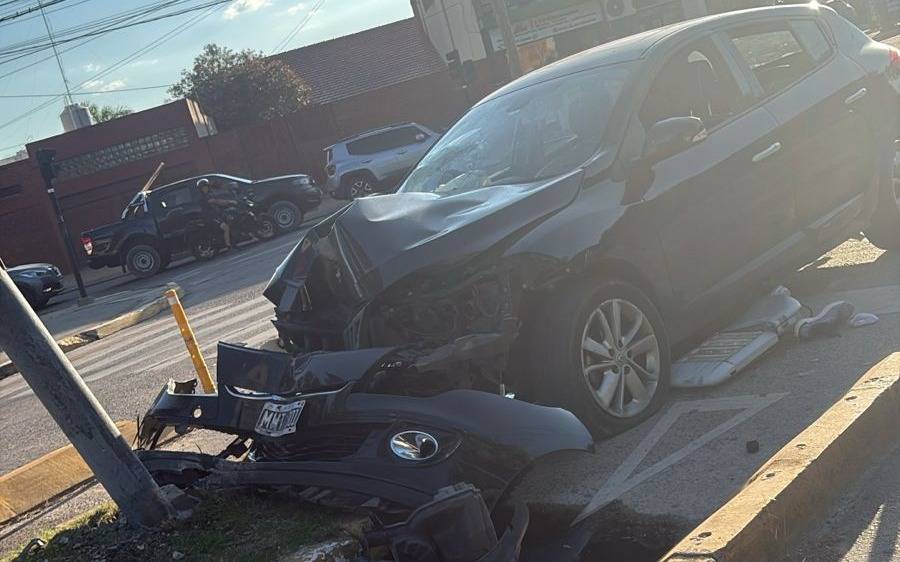 Impactante choque en La Loma: perdió el control, chocó contra un poste y está grave