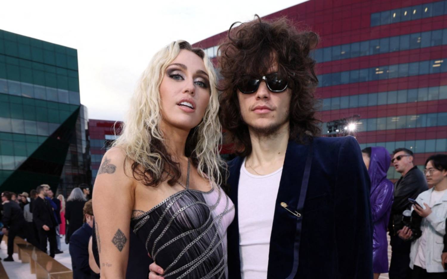 Miley Cyrus confirmó que está comprometida con Maxx Morando