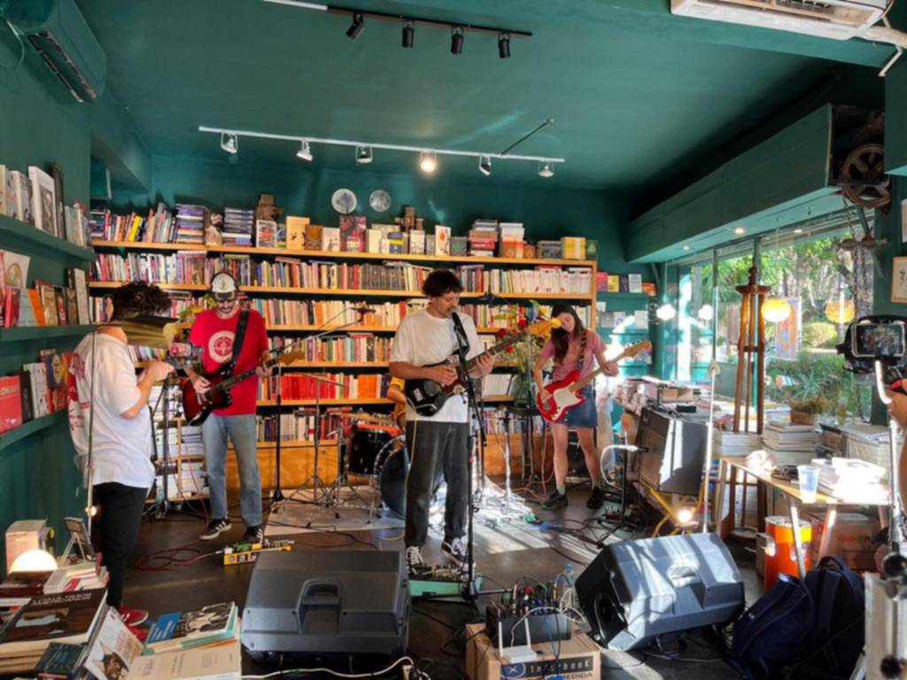 En City Bell, una librería también recibe música