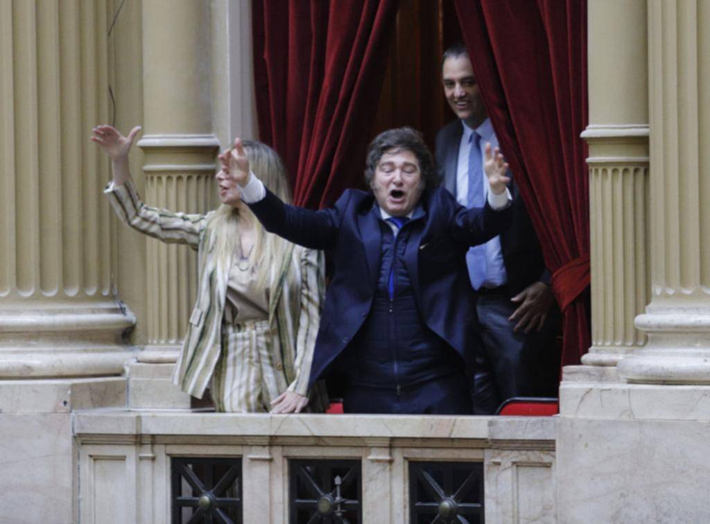 Jura con escándalo en Diputados y con el Presidente como espectador