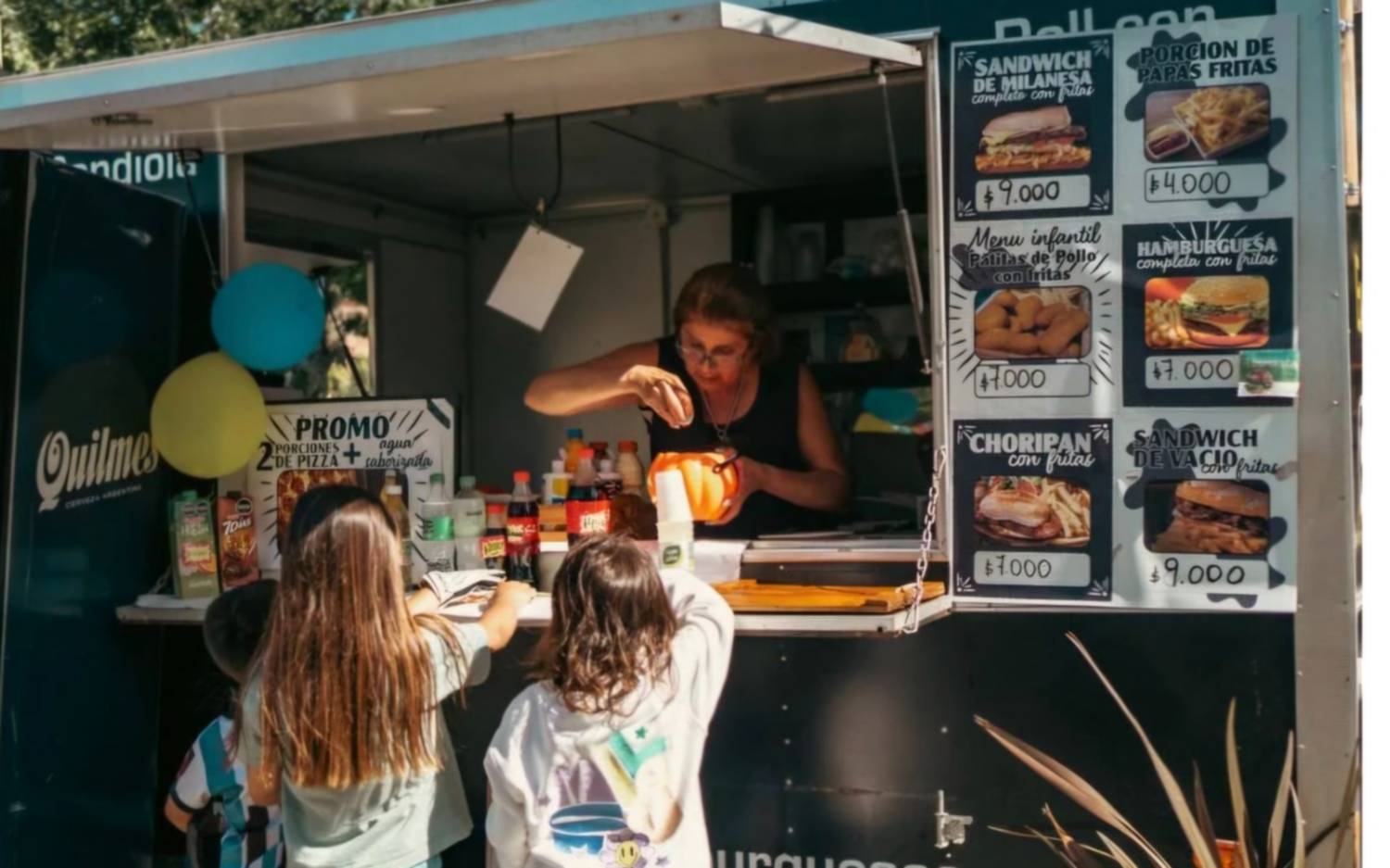Sabores Sobre Ruedas atrajo multitudes en Plaza Mitre de Mar del Plata
