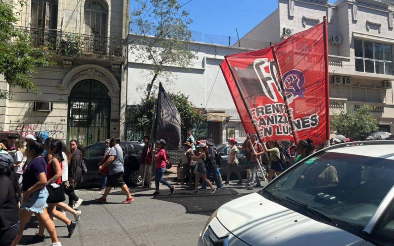 Organizaciones sociales marchan en La Plata y hay caos de tránsito en el Centro: el mapa de cortes