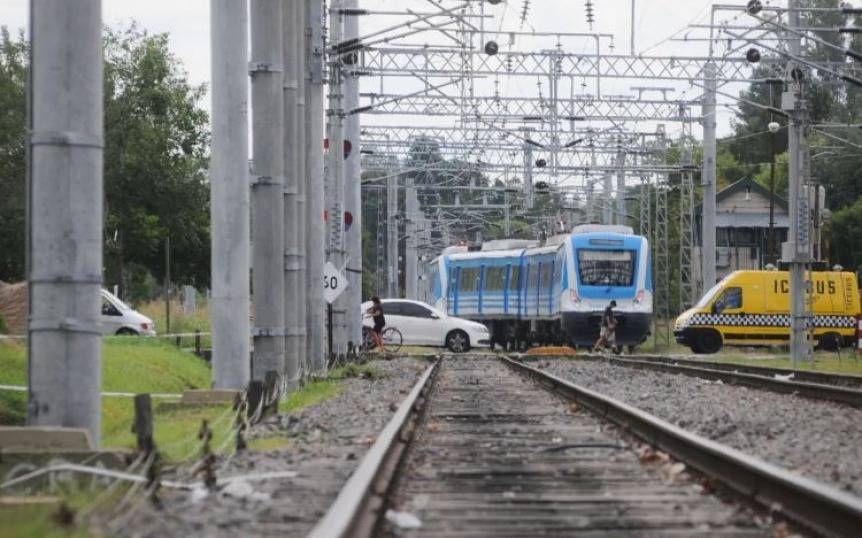 Ciclista embestido por el Tren Roca en Quilmes cruzó con barrera baja y huyó del lugar