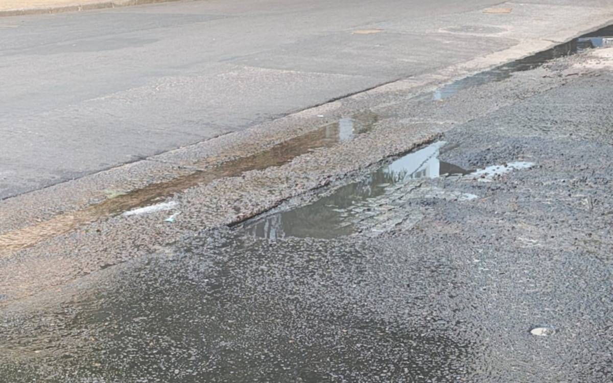 Una pérdida de agua y asfalto roto en una cuadra del centro platense