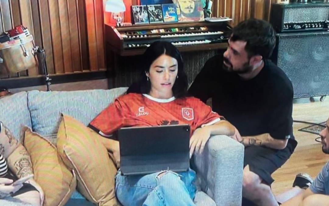 Lali Espósito apareció con la camiseta de Cambaceres en su documental y revolucionó La Plata y la Región