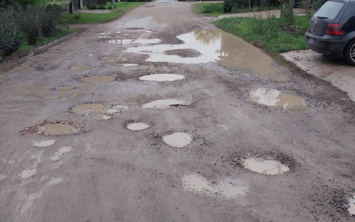Calles con "récord" de baches en City Bell y el reclamo de asfalto que lleva años: "¡Basta de parches!"
