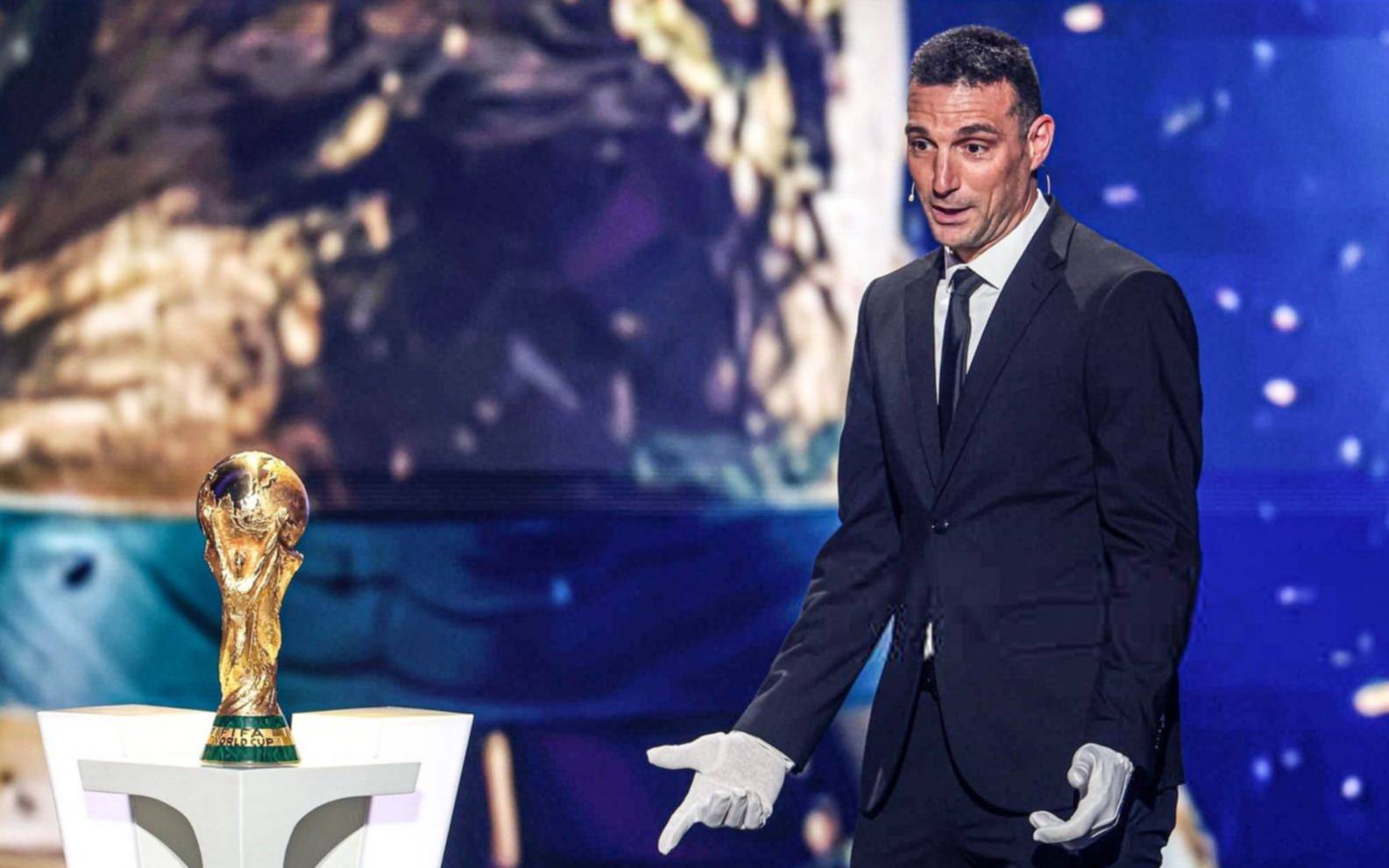Scaloni entregó la Copa del Mundo en el sorteo del Mundial
