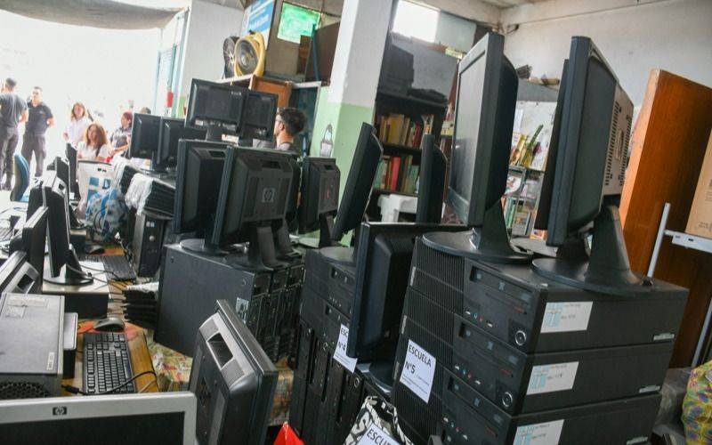 Entregaron computadoras reparadas en una cárcel de La Plata para nueve entidades educativas