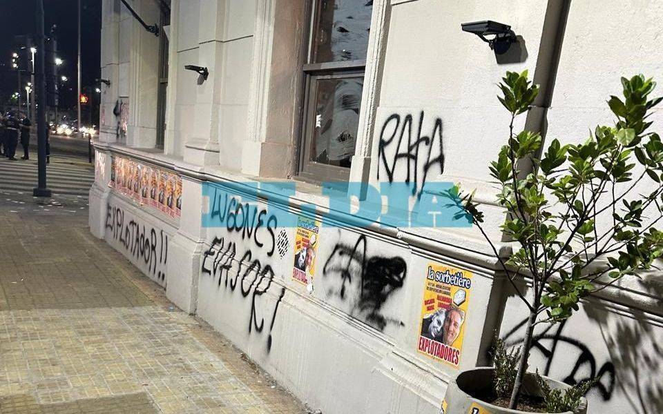 Protesta y escrache frente a un nuevo comercio gastronómico en La Plata