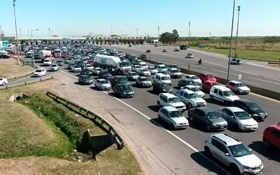 Intenso tránsito vehicular rumbo a la Costa Atlántica por el fin de semana largo