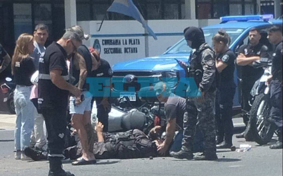 Choque frente a la Comisaría Octava de Villa Elvira: un policía motorizado hospitalizado tras colisionar contra un auto 