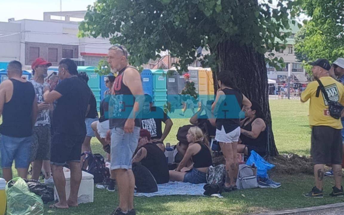 "Misa ricotera" en La Plata: las "tribus" ya copan los alrededores del Estadio para ver a la banda del Indio Solari
