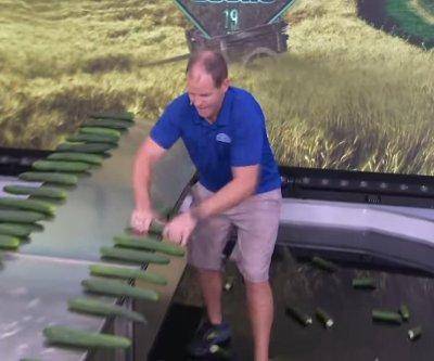 Parte a la mitad 65 pepinos en 30 segundos y es récord