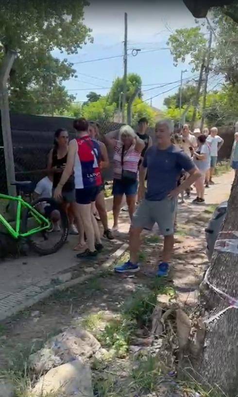 Largas colas por un bidón de agua en Gonnet