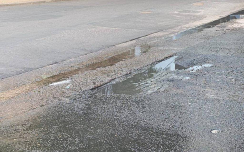 Queja por una pérdida de agua que dañó el asfalto en la zona de 12 y 42
