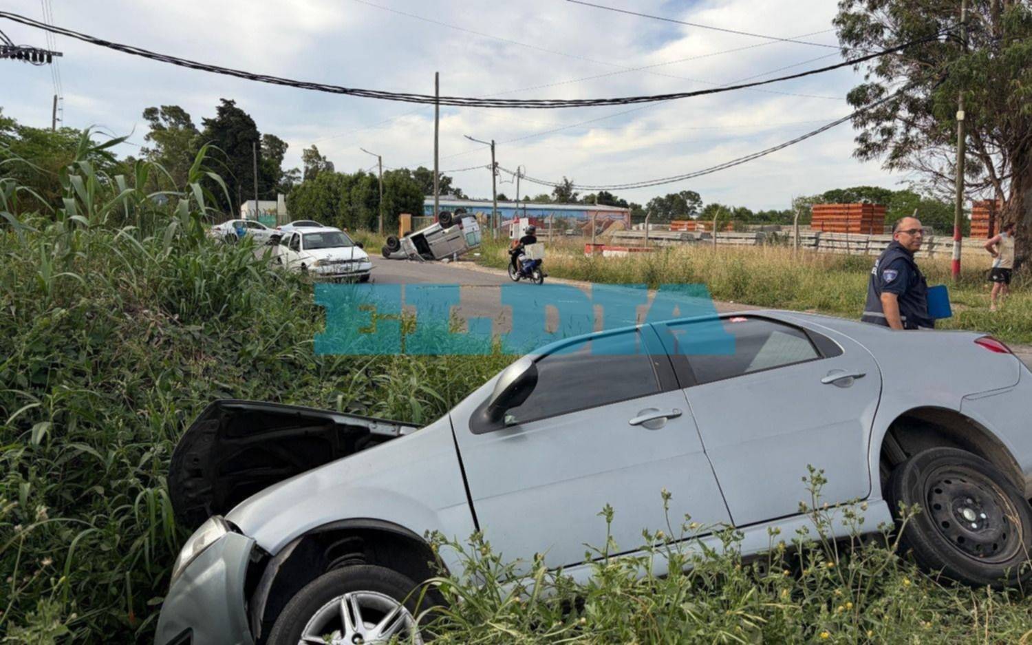 Choque y vuelco en la zona oeste de La Plata: dos autos involucrados y heridos 